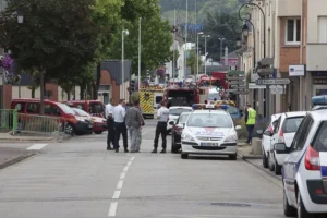 Policía y los servicios de emergencia en un incidente cerca de Rouen, Francia, en una imagen de archivo. EFE/EPA/Julien Paquin