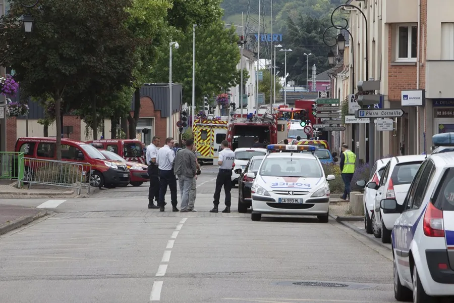 Policía y los servicios de emergencia en un incidente cerca de Rouen, Francia, en una imagen de archivo. EFE/EPA/Julien Paquin