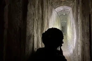 Un soldado israelí en un acceso a un túnel en la Franja de Gaza. en una imagen de archivo. EFE/ Pablo Duer
