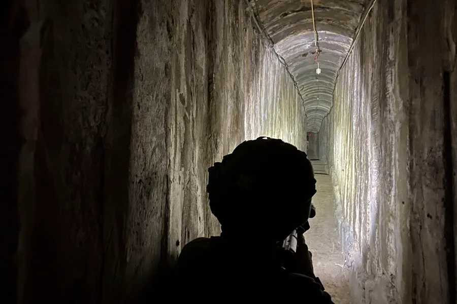 Un soldado israelí en un acceso a un túnel en la Franja de Gaza. en una imagen de archivo. EFE/ Pablo Duer