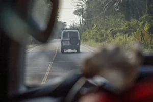 Una unidad móvil de la Cruz Roja guatemalteca se desplaza el pasado 2 de mayo por la carretera de Entre Ríos que separa a Guatemala de Honduras, en busca de migrantes de diferentes nacionales que caminen por la ruta para orientarlos y entregar recomendaciones para su trayecto migratorio. EFE/David Toro