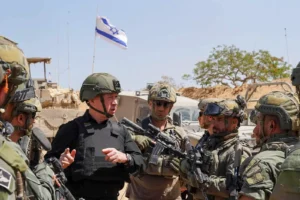 El ministro de Defensa de Israel, Yoav Gallant, destacó la importancia de la operación sobre Rafah, en el extremo meridional de Gaza, para lograr sus objetivos de recuperar a los rehenes y "desmantelar Hamás", destacó ante los militares en la visita al devastado enclave del sur de la Franja. EFE/Fuerzas de Defensa de Israel