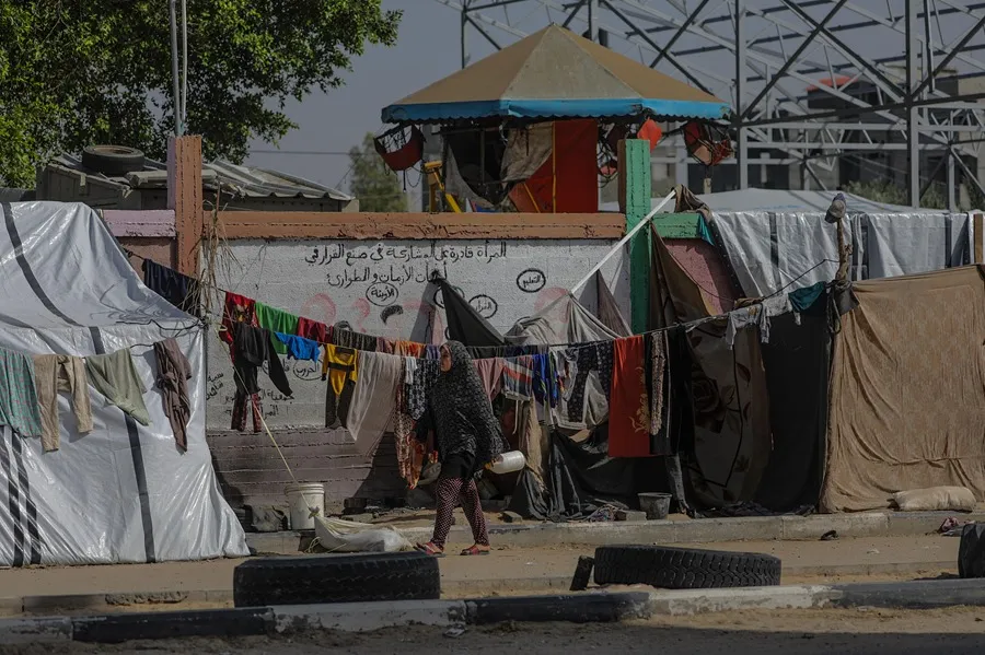 Campamento para desplazados de Rafah en la carretera Salah Al Din en Deir Al Balah, en el centro del enclave. EFE/EPA/Mohammed Saber