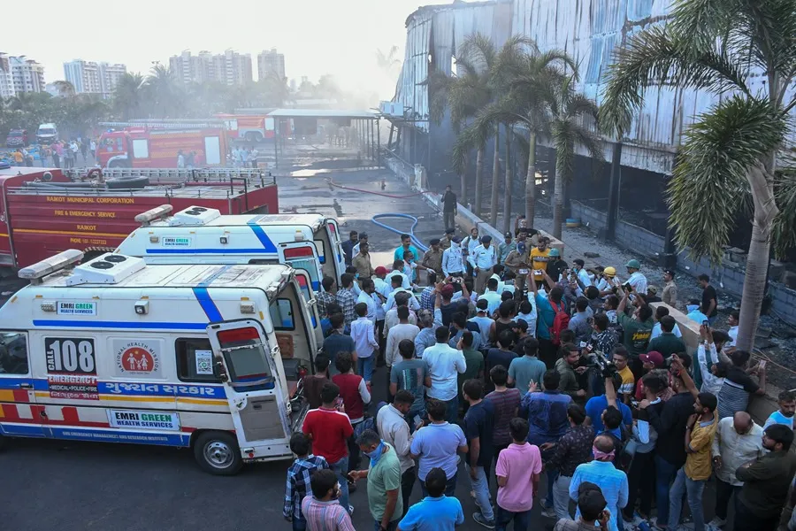 Un funcionario indio informa a los medios de los detalles de un incendio registrado el sábado en la India. EFE/EPA/Chirag Chotaliya