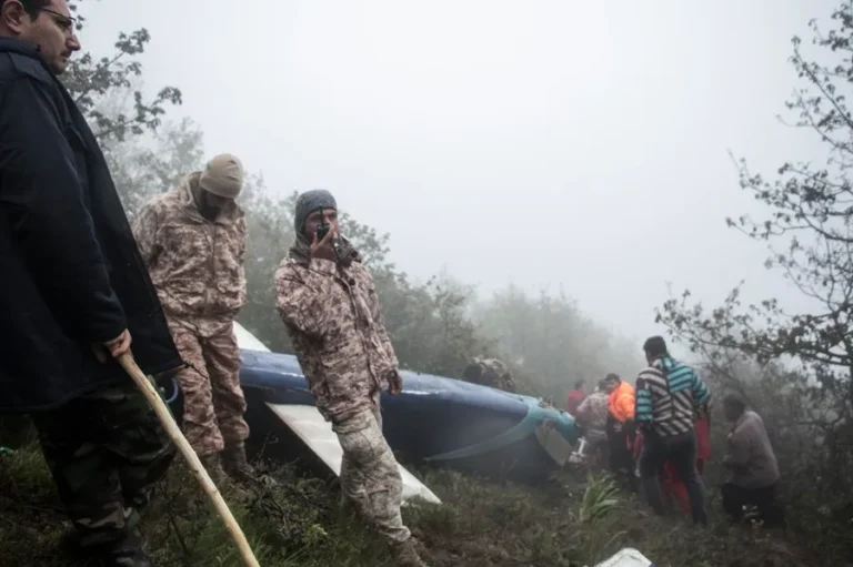 Rescatistas iraníes cerca de los restos del helicóptero en el que viajaba el presidente iraní Ebrahim Raisi en la provincia de Tabriz, en el suroeste de Irán, el pasado 19 de mayo. EFE/EPA/Azin Haghighi/MOJ NEWS