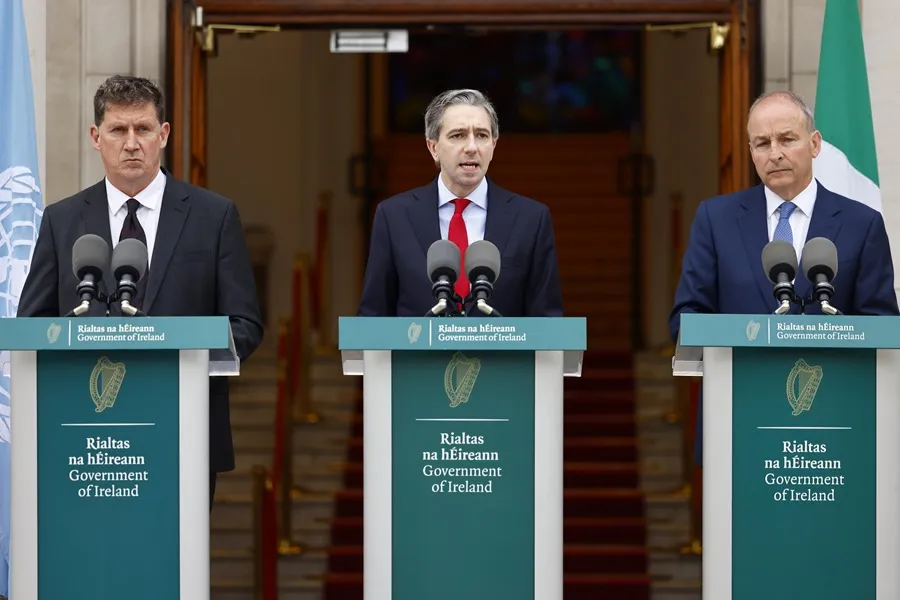 El primer ministro irlandés, Simon Harris (c), el ministro de Asuntos Exteriores, Micheal Martin (d) y el de Medio Ambiente Eamon Ryan (i) en su comparecencia ante la prensa este miércoles 22 de mayo en Dublín. EFE/EPA/Tolga Akemen