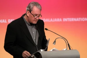 Fotografía de archivo del escritor estadounidense Paul Auster al leer un discurso tras recibir la medalla Carlos Fuentes en Guadalajara (México). EFE/Ulises Ruiz Basurto