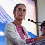 La candidata presidencial del oficialismo, Claudia Sheinbaum, participa en una conferencia, al término de una reunión en la sede de la Federación de Sindicatos de Trabajadores al Servicio del Estado, en Ciudad de México (México). EFE/Isaac Esquivel