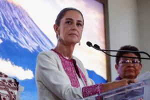 La candidata presidencial del oficialismo, Claudia Sheinbaum, participa en una conferencia, al término de una reunión en la sede de la Federación de Sindicatos de Trabajadores al Servicio del Estado, en Ciudad de México (México). EFE/Isaac Esquivel