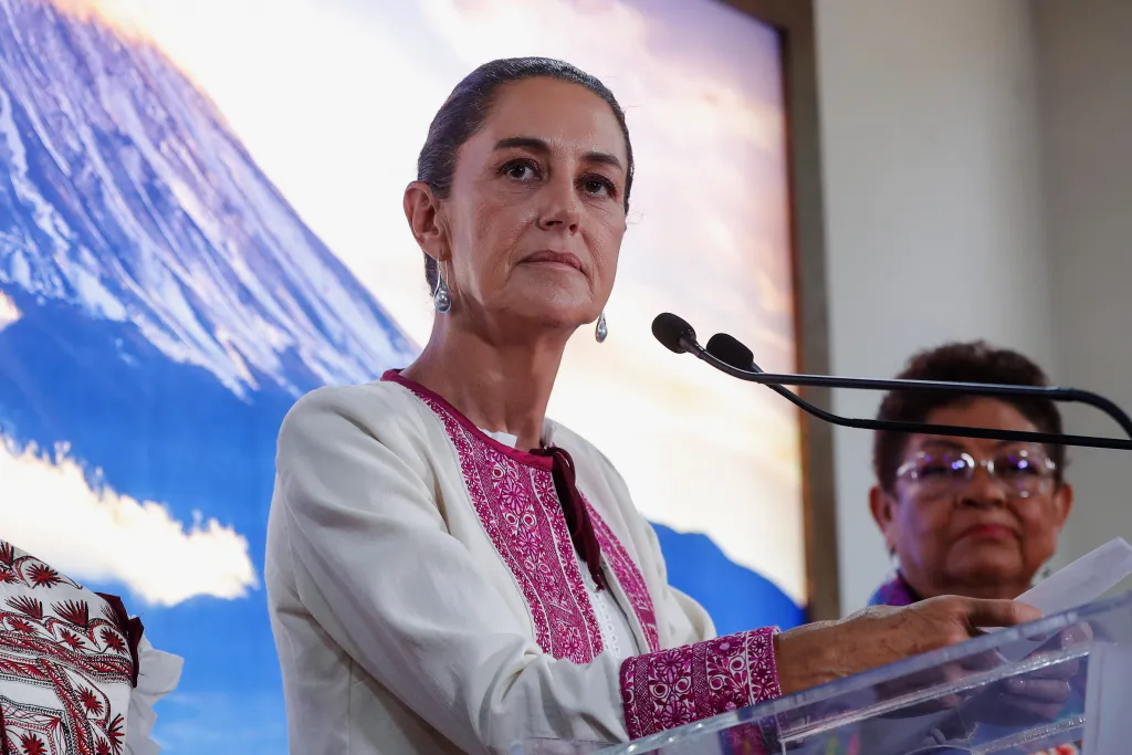 La candidata presidencial del oficialismo, Claudia Sheinbaum, participa en una conferencia al término de una reunión en la sede de la Federación de Sindicatos de Trabajadores al Servicio del Estado, en Ciudad de México (México). EFE/Isaac Esquivel