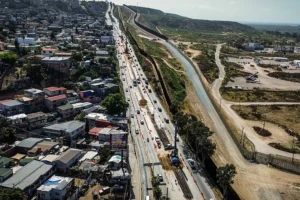 Fotografía aérea que muestra el muro fronterizo de México hacia Estados Unidos en Tijuana (México). EFE/ Joebeth Terriquez