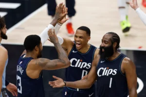 Los jugadores de Los Angeles Clippers Paul George (i), Russell Westbrook (c) y James Harden (d), en una fotografía de archivo. EFE/Caroline Brehman