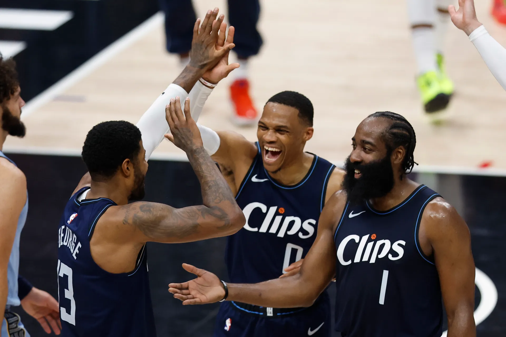 Los jugadores de Los Angeles Clippers Paul George (i), Russell Westbrook (c) y James Harden (d), en una fotografía de archivo. EFE/Caroline Brehman