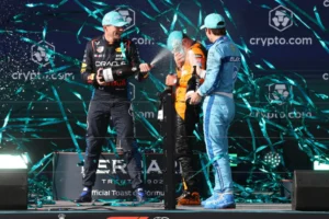 El piloto de McLaren Lando Norris (c) celebra junto a Max Verstappen (i), de Red Bull Racing y Charles Leclerc (d), de Ferrari, tras ganar el Gran Premio de Miami de Fórmula Uno, este 5 de mayo de 2024. EFE/ Cristóbal Herrera
