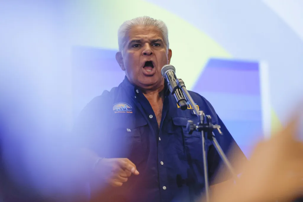 José Raúl Mulino pronuncia un discurso en Ciudad de Panamá (Panamá). EFE/ David Toro