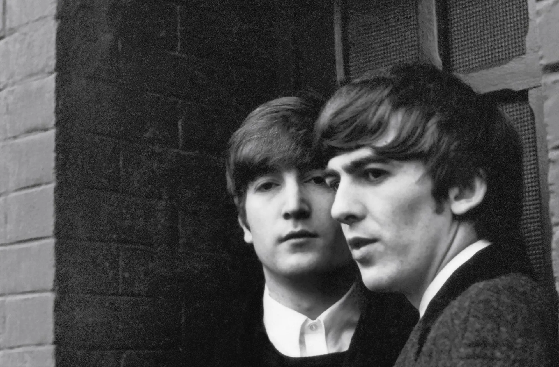 Fotografía cedida por MPL Archive LLP a través del Museo de Brooklyn donde aparece el cantante John Lennon (i) y George Harrison en una instantánea tomada por Paul McCartney en enero de 1964 en París (Francia). EFE/ Paul Mccartney/MPL Archive LLLP
