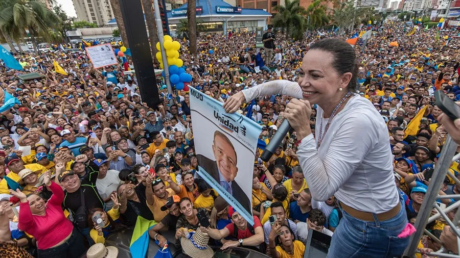 La líder opositora María Corina Machado habla en un acto político este jueves en una avenida en Maracaibo (Venezuela). EFE/ Henry Chirinos