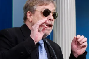 El actor estadounidense Mark Hamill participa en la rueda de prensa en la Casa Blanca, en Washington. EFE/EPA/Jonathan Ernst/Pool