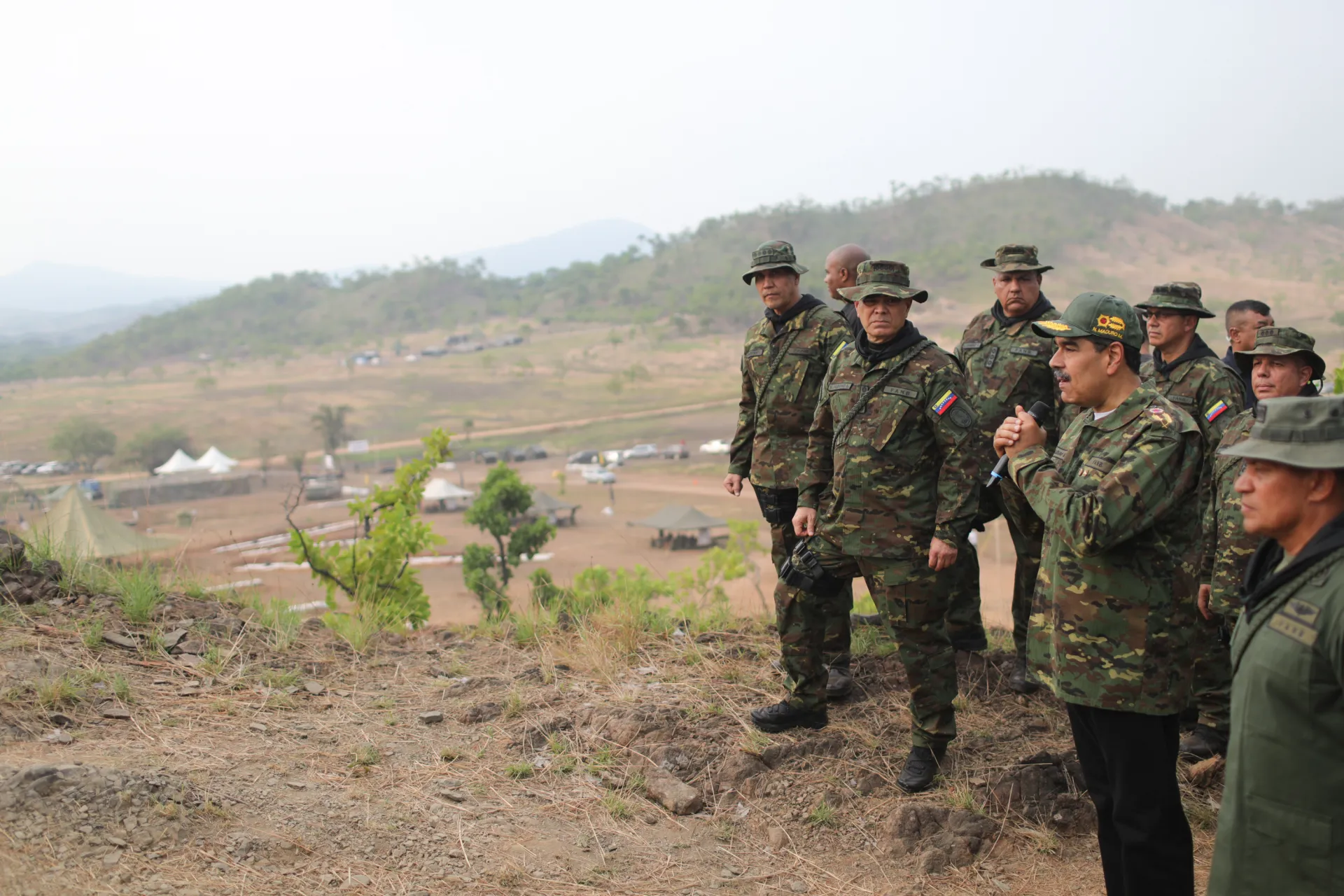 Fotografía cedida por prensa de Miraflores donde se observa al presidente de Venezuela Nicolás Maduro (d), el ministro de Defensa, Vladimir Padrino López (d-2) y el mayor general Félix Osorio Guzmán (i) durante ejercicios militares de miembros de la Fuerza Armada Nacional Bolivariana (FANB), en Cojedes (Venezuela). EFE/Prensa Miraflores