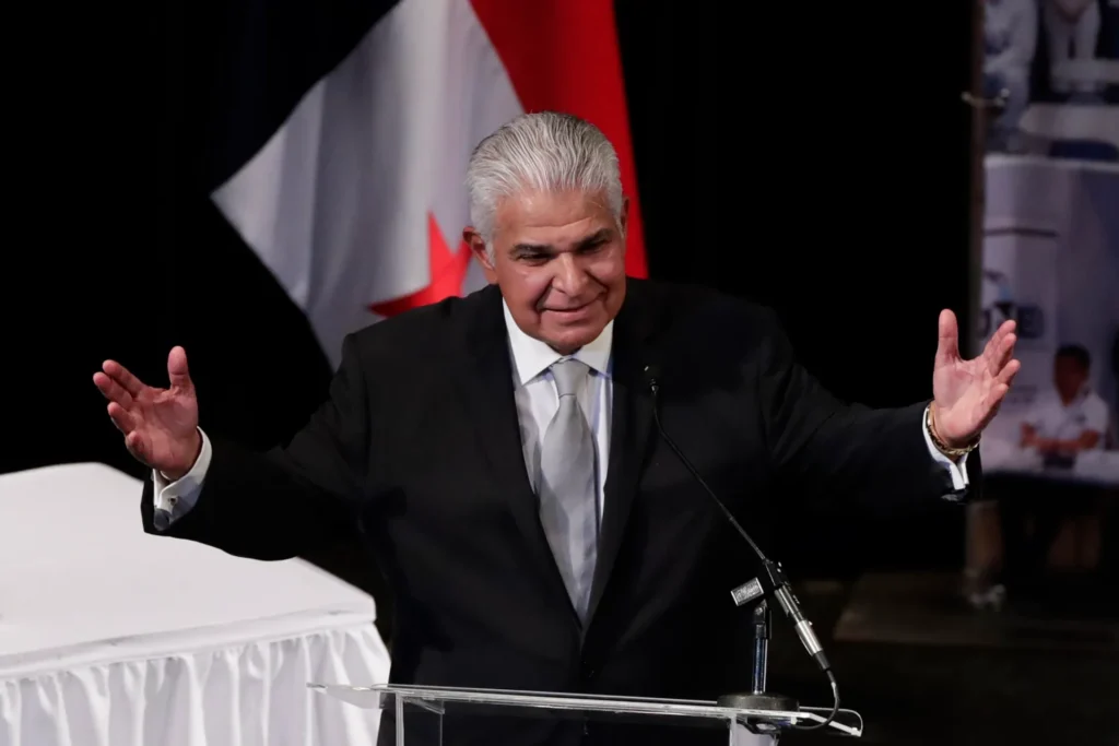 José Raúl Mulino habla en el acto donde fue proclamado como presidente electo de Panamá, en el centro de convenciones Atlapa en Ciudad de Panamá (Panamá). EFE/ Bienvenido Velasco