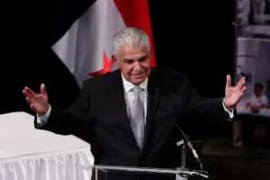 José Raúl Mulino habla en el acto donde fue proclamado como presidente electo de Panamá, en el centro de convenciones Atlapa en Ciudad de Panamá (Panamá). EFE/ Bienvenido Velasco