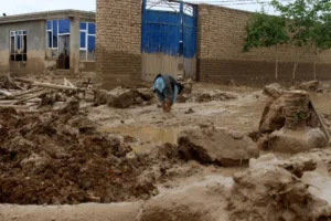 Un hombre intenta caminar entre el barro en la provincia de Baġlān, en el norte de Afganistán, tras fuertes inundaciones. EFE/EPA/Samiullah Popal