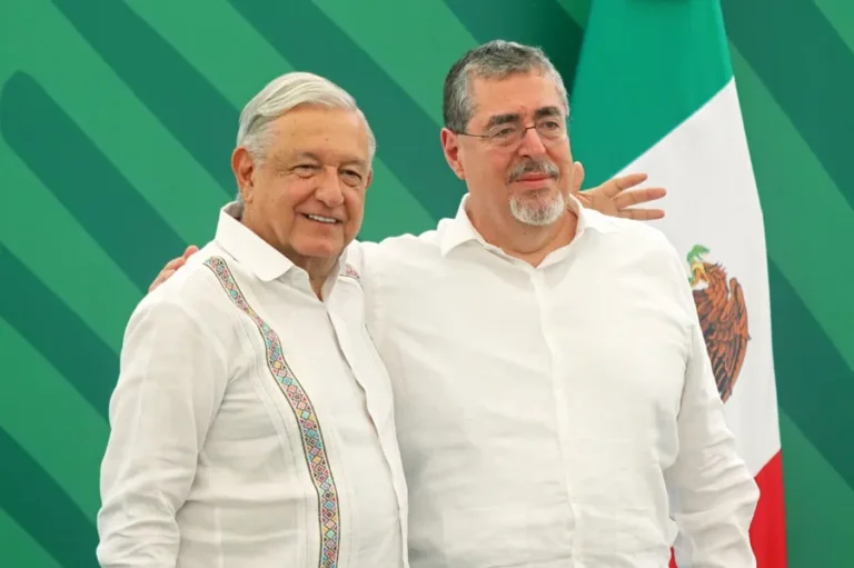 El presidente de México, Andrés Manuel López Obrador (i), y su homólogo de Guatemala, Bernardo Arévalo (d), se abrazan al termino de una rueda de prensa, en el municipio de Tapachula, Chiapas (México). EFE/Juan Manuel Blanco