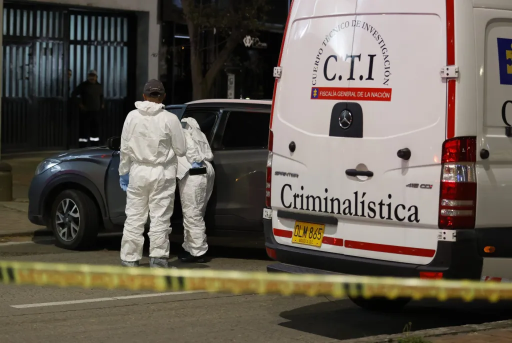 Agentes del Cuerpo Técnico de Investigación (C.T.I) de la Fiscalía investigan la zona donde el director de la cárcel La Modelo de Bogotá, el coronel retirado de la Policía Élmer Fernández, fue asesinado por sicarios que lo atacaron a tiros cuando se movilizaba en un vehículo oficial, en Bogotá (Colombia). EFE/Mauricio Dueñas Castañeda