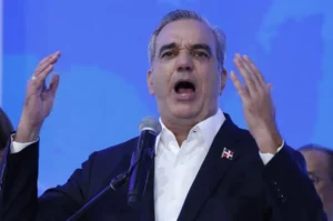El actual presidente de República Dominicana Luis Abinader, habla a sus seguidores tras ser reelegido presidente este domingo en Santo Domingo (República Dominicana). EFE/Bienvenido Velasco