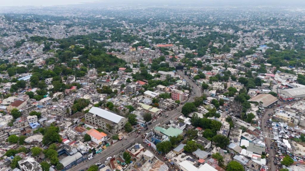 Vista aérea de una zona de Pétionville, este domingo en Puerto Príncipe (Haití). EFE/Orlando Barría