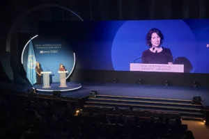 La Unesco otorgó en París el premio "La Mujer y la Ciencia" a la investigadora brasileña Alicia Kowaltowski (d) por su "contribución fundamental" en el estudio de las mitocondrias. EFE/Edgar Sapiña