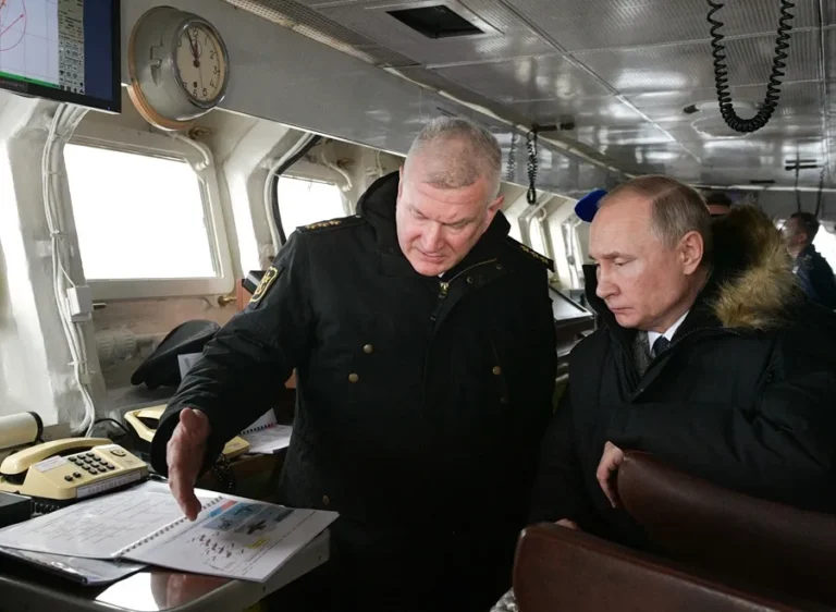 Imagen de archivo del presidente ruso, Vladimir Putin (d), y el Comandante en Jefe de la Armada rusa (i), en un buque de flota rusa del Norte durante unas maniobras militares. EFE/EPA/Alexei Druzhinin / SPUTNIK / Kremlin POOL