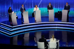Los candidatos a las elecciones presidenciales de Panamá Zulay Rodríguez (i), Rómulo Roux (2-i), Maribel Gordón (c), Ricardo Lombana (2-d) y Martín Torrijos (d), el 17 de abril de 2024. EFE/ Bienvenido Velasco