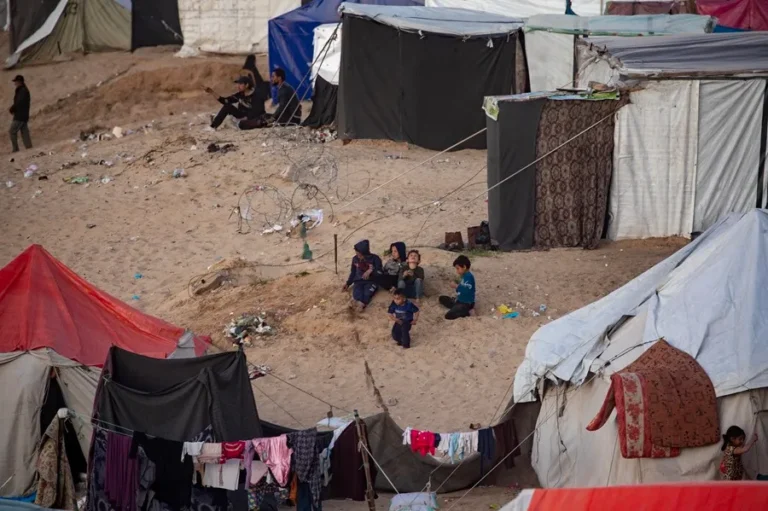 Palestinos desplazados en el campo de refugiados de Rafah, en el sur de la Franja de Gaza, en una imagen de archivo. EFE/EPA/Haitham Imad