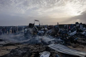 Vista de los daños en la zona del ataque israelí de la pasada noche este lunes, en el campo de desplazados en Tal al Sultan, en Rafah, cerca de los almacenes de UNRWA. EFE/Haitham Imad