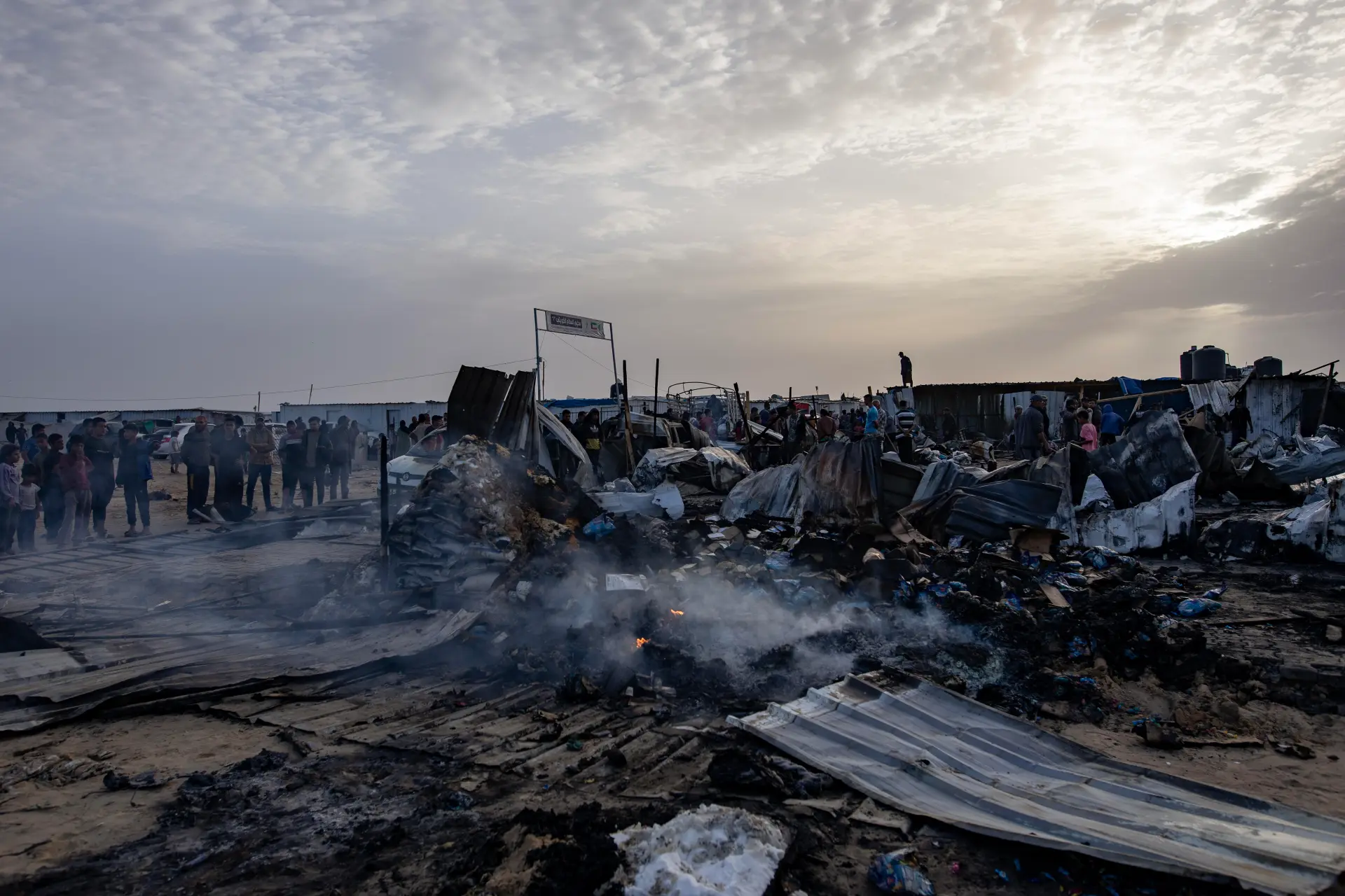 Vista de los daños en la zona del ataque israelí de la pasada noche este lunes, en el campo de desplazados en Tal al Sultan, en Rafah, cerca de los almacenes de UNRWA. EFE/Haitham Imad