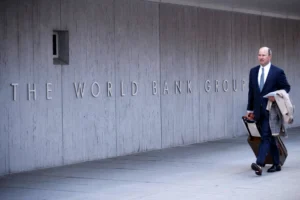 Personas pasan en frente del edificio del Banco Mundial en Washington, en una fotografía de archivo. EFE/Shawn Thew
