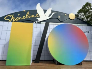 Una asistente se toma fotografías en el logo del evento anual de desarrolladores Google I/O 1.5 Flash, desplegado este martes en la sede de la empresa en Mountain View, California (Estados Unidos). EFE/ Sarah Yáñez-Richards