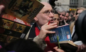 El escritor ruso Borís Akunin firma autógrafos en una imagen de archivo. EFE/Sergei Iltnisky