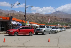 Vehículos esperando para acceder a la carretera que lleva a las ruinas de la estatua de Buda en Bamiyan, este sábado. EFE/EPA/Stringer