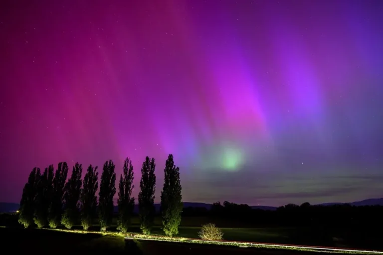 Aurora boreal vista desde Daillens, Suiza. EFE/EPA/Laurent Gillieron