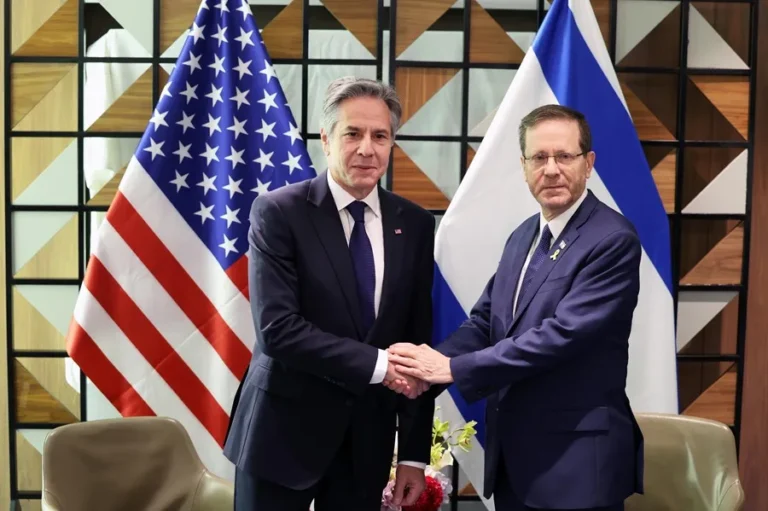 El secretario de Estado de Estados Unidos, Antony Blinken (i), durante su reunión con el presidente de Israel, Isaac Herzog, en Tel Aviv. EFE/EPA/Abir Sultan