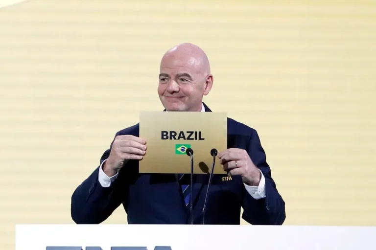 El presidente de la FIFA, Gianni Infantino, anuncia a Brasil como el país ganador. EFE/EPA/Rungrot Yongrit