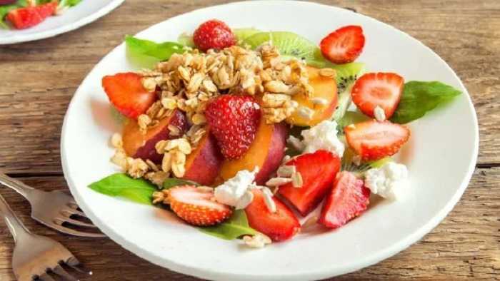 Ensalada de espinacas con fresas y queso de cabra