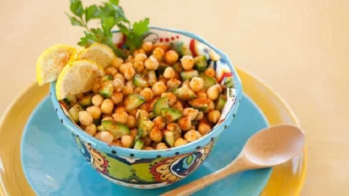 Ensalada de garbanzos tostados con aguacate y lima