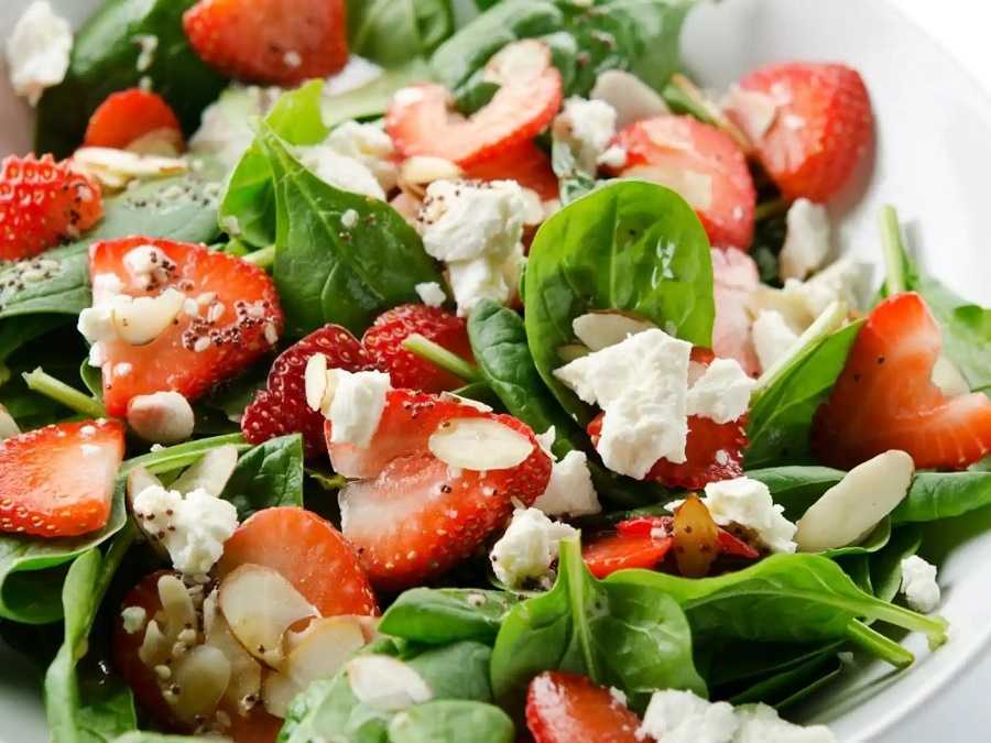 Ensalada de espinacas con fresas y queso de cabra