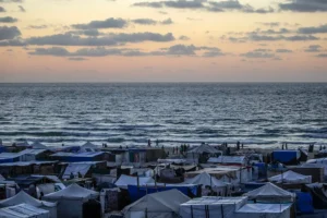 Campamento para desplazados internos palestinos al oeste de Khan Yunis, este miércoles después de que el ejército israelí les pidiera que evacuaran la ciudad de Rafah. EFE/Mohammed Saber