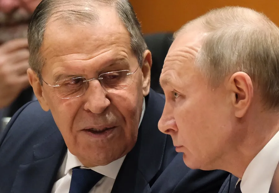 Vladimir Putin y su ministro de Exteriores, Sergei Lavrov, en una imagen de archivo. EFE/EPA/Sean Gallup