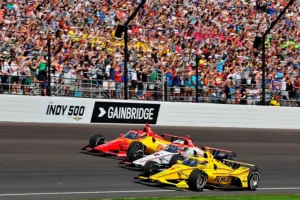 Fotografía cedida por IndyCar donde aparecen varios autos durante la salida de las 500 Millas de Indianápolis, en Indianápolis (Estados Unidos). EFE/IndyCar/Aaron Skillman
