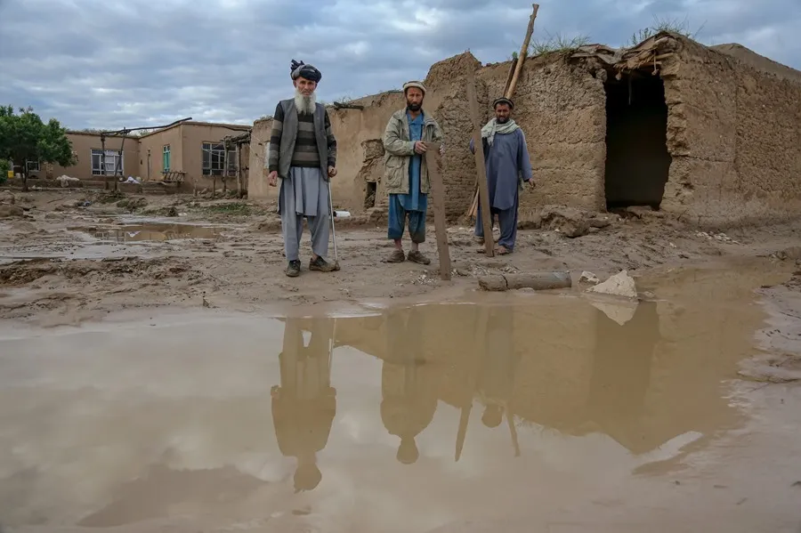 Un grupo de hombres examina sus casas dañadas tras las inundaciones repentinas en la aldea de Shahrak Muhajireen en Baghlan, Afganistán. EFE/EPA/Samiullah Popal